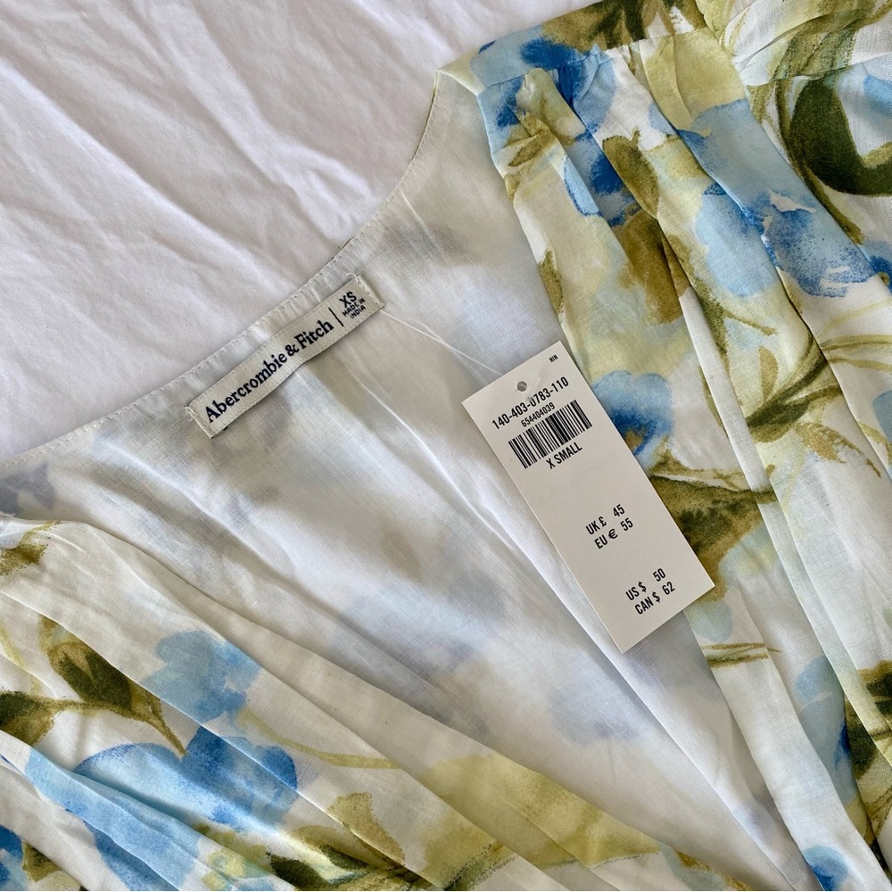 Abercrombie & Fitch Flutter Sleeve Smocked Waist Top - Picture 2 of 3